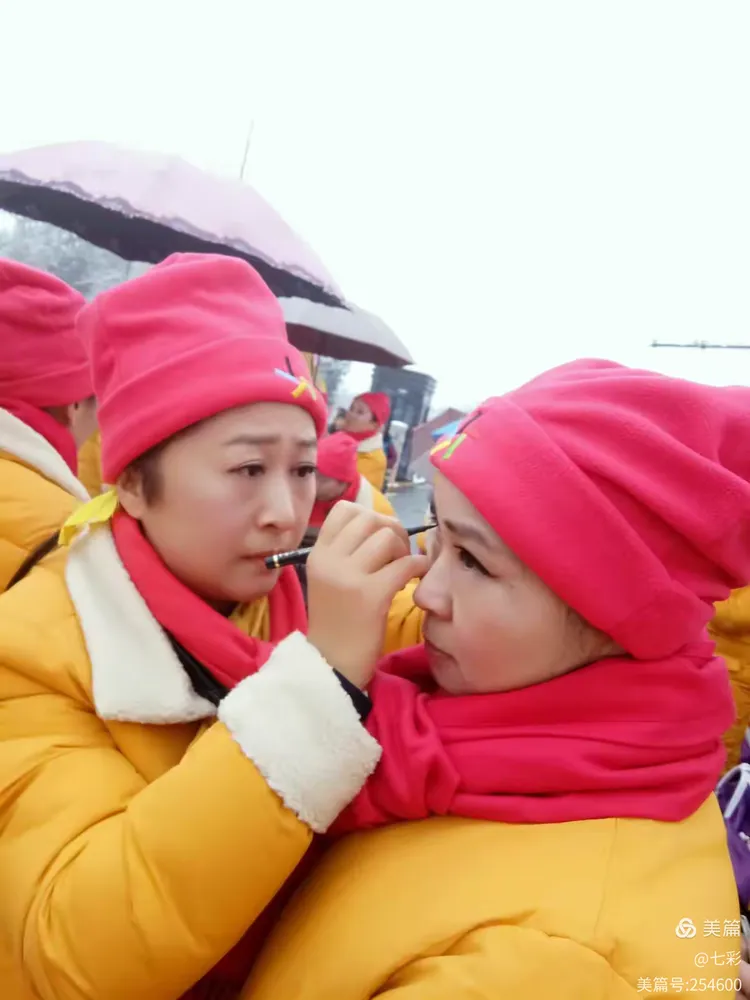 亲亲热热，就像一个大家庭的十姊妹。